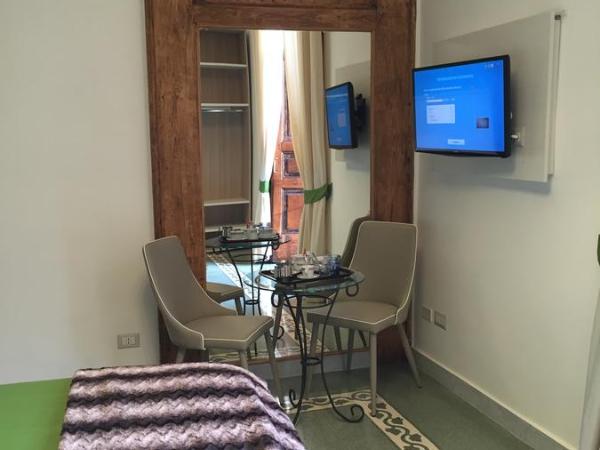 Napoli Milionaria B&B : photo 5 de la chambre chambre lit king-size - vue sur jardin