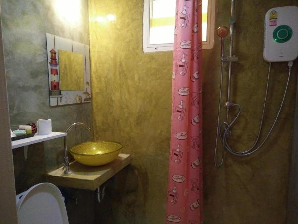 Na-Rak-O Resort : photo 5 de la chambre chambre triple avec salle de bains