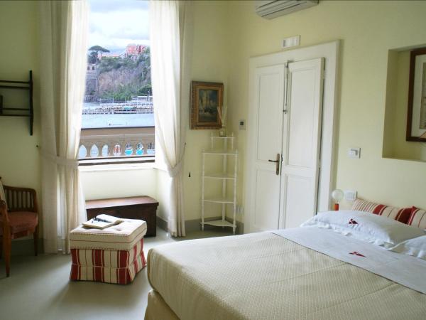 Yacht Club Capo Cervo Suites B&B : photo 2 de la chambre chambre deluxe
