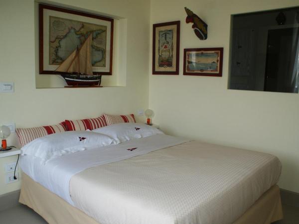 Yacht Club Capo Cervo Suites B&B : photo 3 de la chambre chambre deluxe