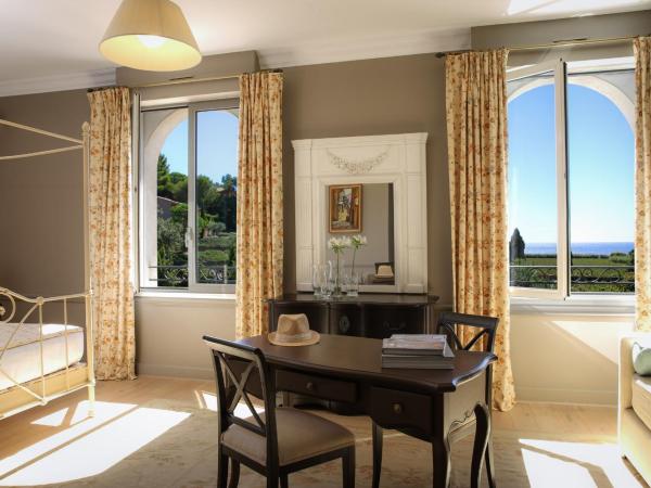 Château de Valmer : photo 2 de la chambre suite junior - vue sur piscine ou palmeraie 