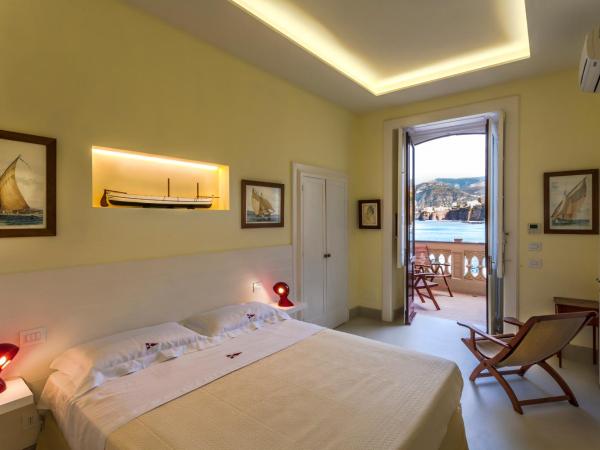 Yacht Club Capo Cervo Suites B&B : photo 1 de la chambre chambre lit king-size supérieure
