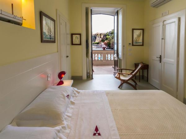 Yacht Club Capo Cervo Suites B&B : photo 2 de la chambre chambre lit king-size supérieure