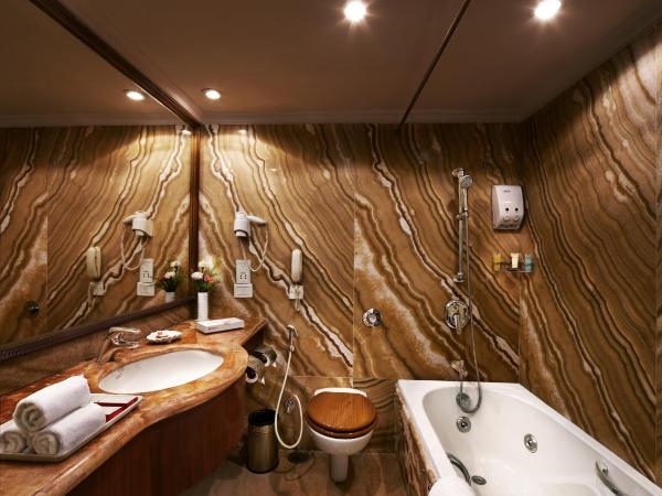 Hotel The Royal Plaza : photo 6 de la chambre maharaja one bedroom suite - enjoy a free one glass of house beer once during your stay