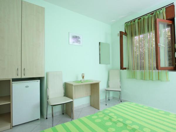 Apartments and Rooms Vesna Novalja : photo 2 de la chambre chambre double ou lits jumeaux avec salle de bains privative