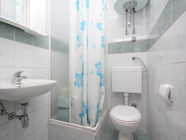 Apartments and Rooms Vesna Novalja : photo 3 de la chambre chambre double ou lits jumeaux avec salle de bains privative