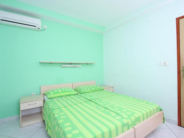Apartments and Rooms Vesna Novalja : photo 4 de la chambre chambre double ou lits jumeaux avec salle de bains privative
