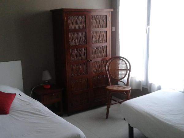 Hotel le Bon Soleil : photo 2 de la chambre chambre triple avec salle de bains privative