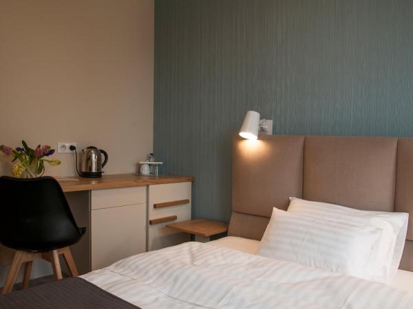 Baltica Residence : photo 1 de la chambre chambre simple avec salle de bains privative