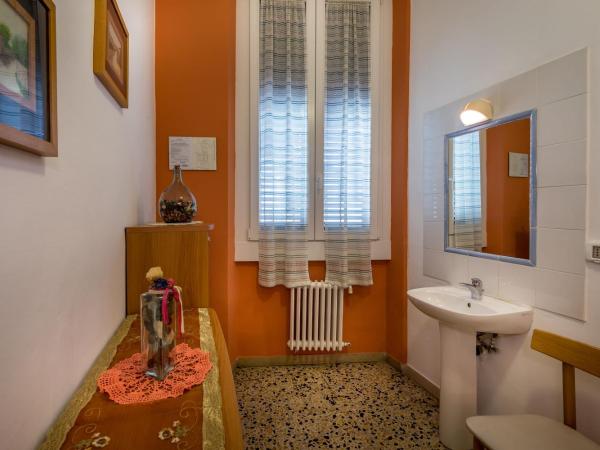 Hotel Ferretti : photo 1 de la chambre chambre simple avec salle de bains commune