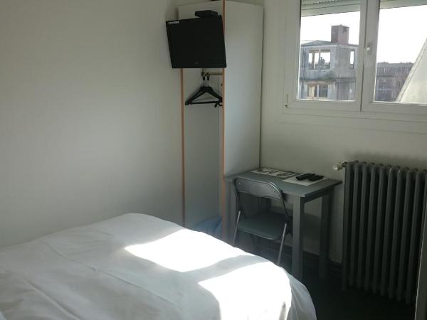 Hôtel De Normandie : photo 1 de la chambre chambre double avec toilettes communes