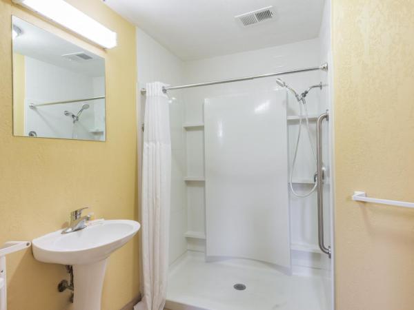 Days Inn by Wyndham Pittsburgh : photo 4 de la chambre chambre lit king-size - non-fumeurs