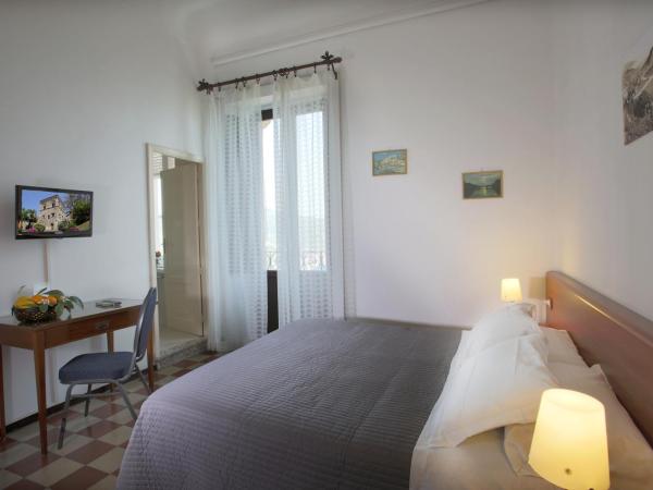 Villa Astoria : photo 5 de la chambre chambre double ou lits jumeaux avec balcon - vue sur mer