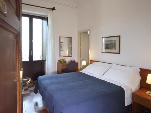 Villa Astoria : photo 3 de la chambre chambre double ou lits jumeaux avec balcon - vue sur mer