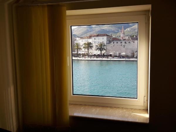 Villa Tudor : photo 1 de la chambre chambre triple - vue sur ville