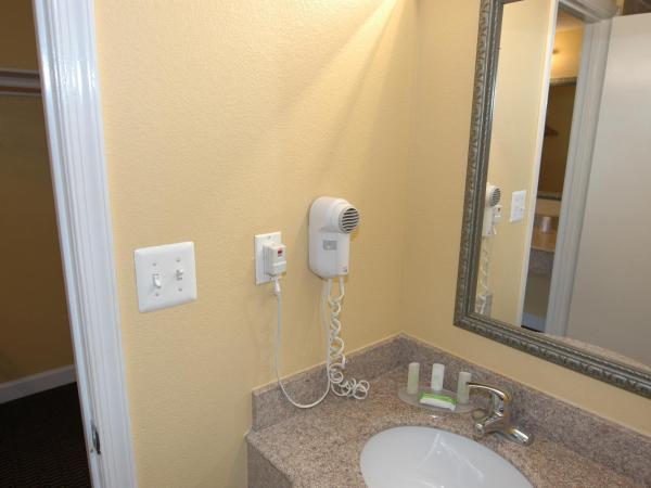 Ambassadors Inn & Suites : photo 2 de la chambre chambre de luxe avec 2 lits queen-size - non-fumeurs