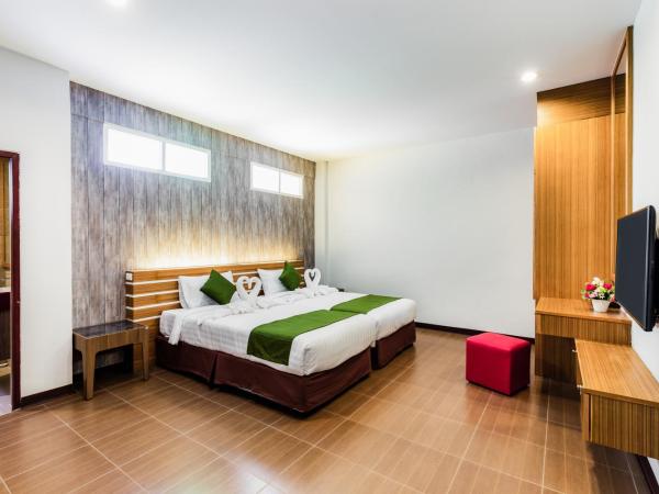 Tee Pak Dee Resident Phuket : photo 5 de la chambre chambre triple avec salle de bains privative