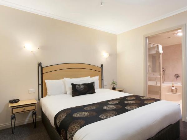 Melbourne Metropole Central Official : photo 1 de la chambre suite avec baignoire spa