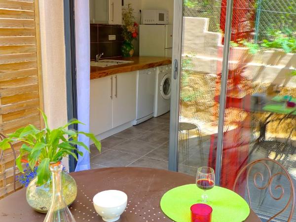 Le Clos Saint Elme : photo 4 de la chambre appartement avec terrasse (4 adultes)