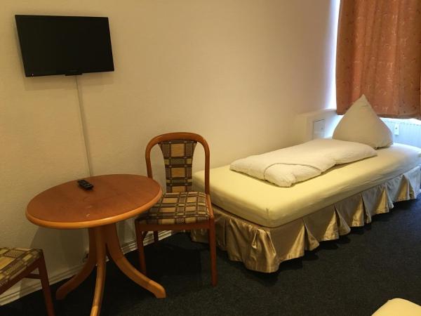 Hotel-Pension Adamshof : photo 2 de la chambre chambre triple avec salle de bains privative