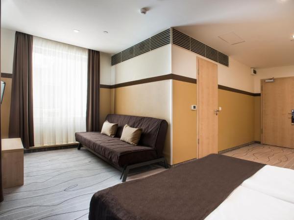 Promenade City Hotel : photo 2 de la chambre chambre double avec lit d'appoint