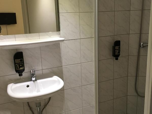 Hotel-Pension Adamshof : photo 3 de la chambre chambre triple avec salle de bains privative