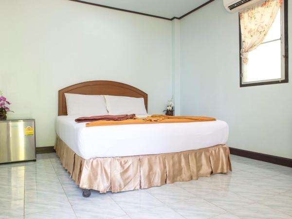 Lanta Coral Beach Resort : photo 4 de la chambre bungalow avec climatisation