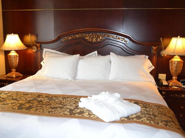 Radisson Toronto Airport West : photo 1 de la chambre suite lit king-size avec jacuzzi - non-fumeurs