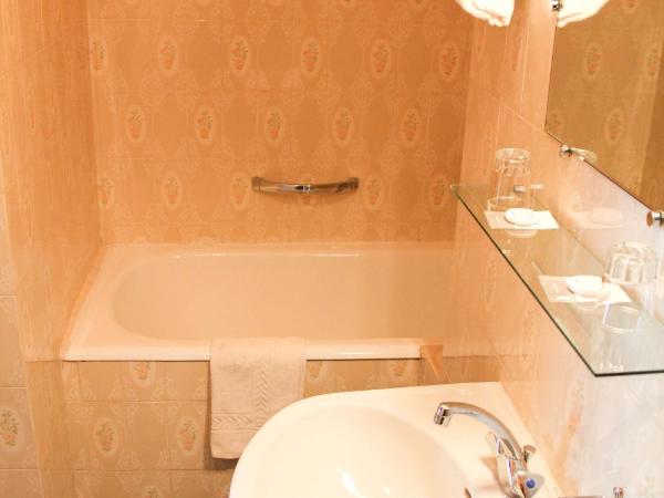 Htel Sampiero Corso : photo 4 de la chambre chambre double avec baignoire sabot