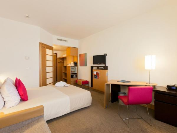 Novotel Tunis : photo 4 de la chambre chambre exécutive avec 1 lit double et 1 canapé