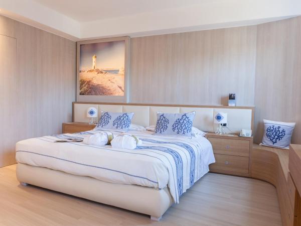 Mercure Olbia : photo 3 de la chambre suite familiale standard avec 2 chambres communicantes