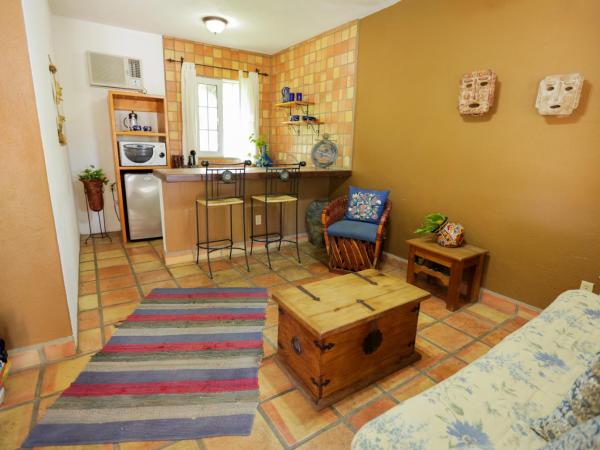 The Bungalows Hotel : photo 3 de la chambre suite lit king-size