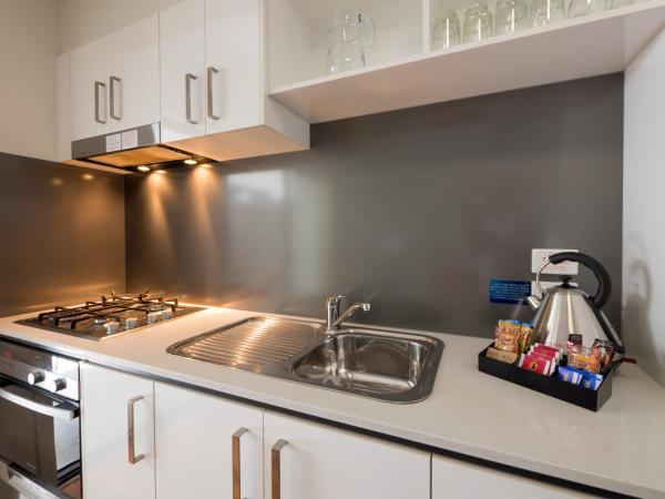 Essence Apartments Chermside : photo 5 de la chambre studio balcon - lit king-size