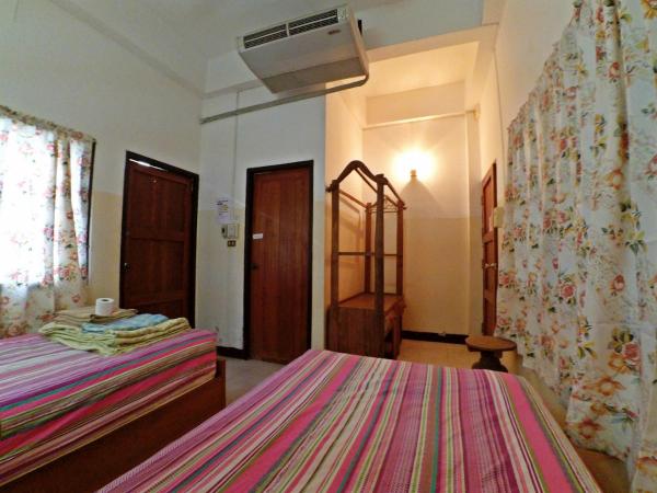 Sarah Guest House : photo 2 de la chambre chambre lits jumeaux avec salle de bains privative