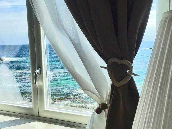 MarLove Siracusa - Private Sea Access - Self-check in : photo 8 de la chambre chambre lit king-size - vue sur mer