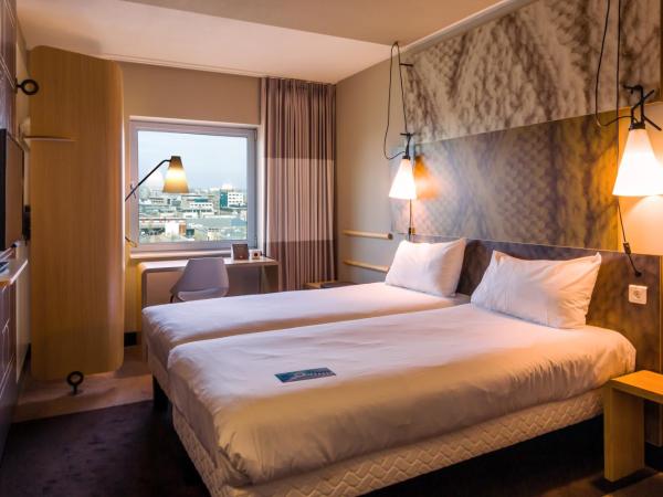 ibis Amsterdam City West : photo 1 de la chambre chambre triple avec lits jumeaux et canapé-lit