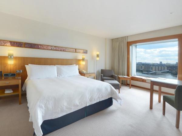 Canary Riverside Plaza Hotel : photo 5 de la chambre chambre lit king-size premier rivière