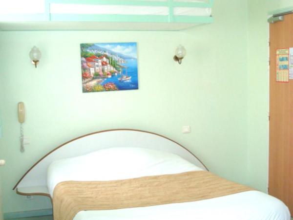 Hotel De Rosny : photo 5 de la chambre chambre triple