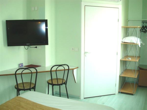 Hotel De Rosny : photo 4 de la chambre chambre triple