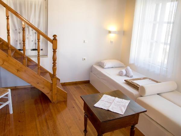 Ontas Traditional Hotel : photo 6 de la chambre chambre quadruple mansardée