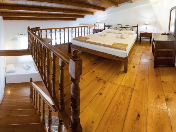 Ontas Traditional Hotel : photo 9 de la chambre chambre quadruple mansardée