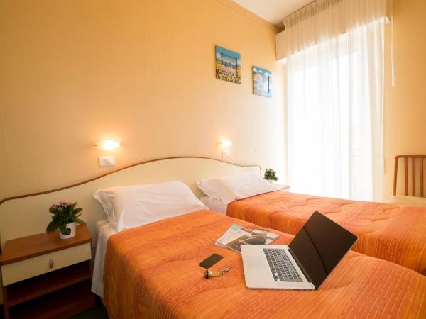 Hotel Crosal : photo 9 de la chambre chambre double - vue partielle sur mer.