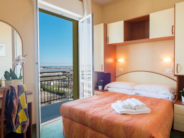 Hotel Crosal : photo 7 de la chambre chambre double avec balcon - vue sur mer