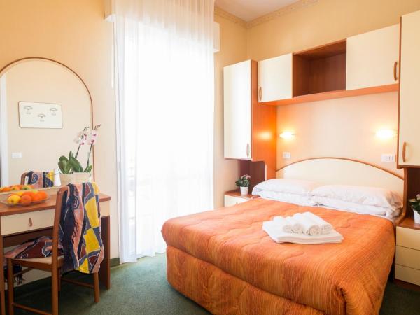 Hotel Crosal : photo 8 de la chambre chambre double - vue partielle sur mer.