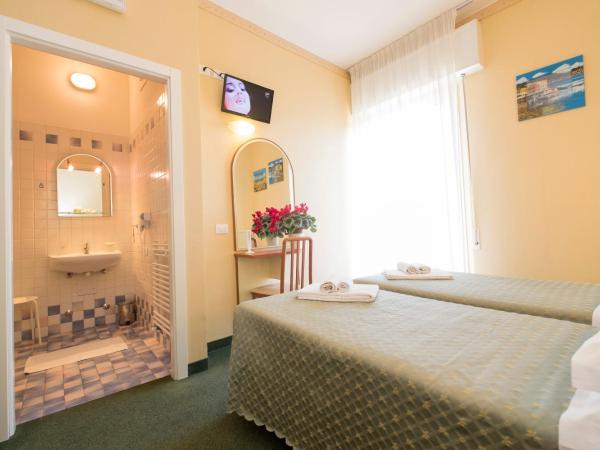Hotel Crosal : photo 5 de la chambre chambre double - vue partielle sur mer.