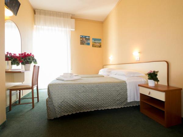 Hotel Crosal : photo 6 de la chambre chambre double - vue partielle sur mer.