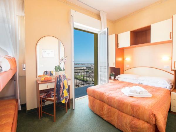 Hotel Crosal : photo 3 de la chambre chambre double avec balcon - vue sur mer (1 adulte)