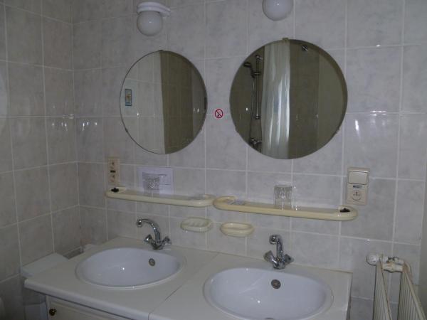 Guest house Adonis : photo 5 de la chambre chambre double avec salle de bains privative extérieure