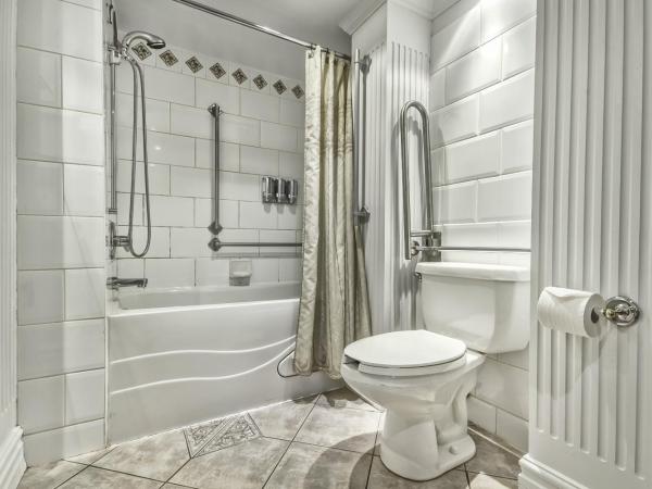 Hotel Plaza Quebec : photo 5 de la chambre chambre avec 1 lit queen-size et 1 lit escamotable queen-size - balcon intérieur - accessible aux personnes à mobilité réduite