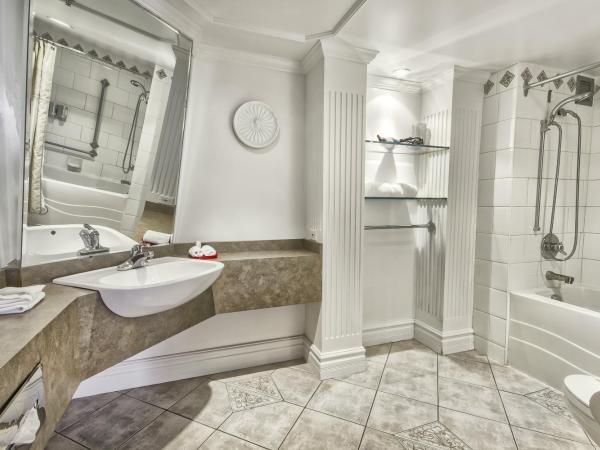 Hotel Plaza Quebec : photo 4 de la chambre chambre avec 1 lit queen-size et 1 lit escamotable queen-size - balcon intérieur - accessible aux personnes à mobilité réduite